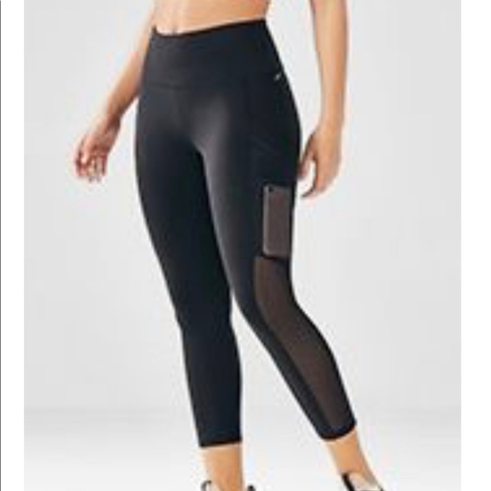 Fabletics pocket Capri size 2-4